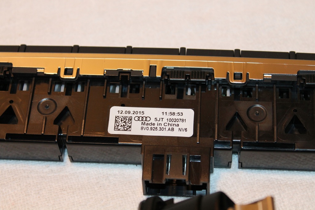 фото №8, Панель средний audi оригинальный номер 8v0925301ab