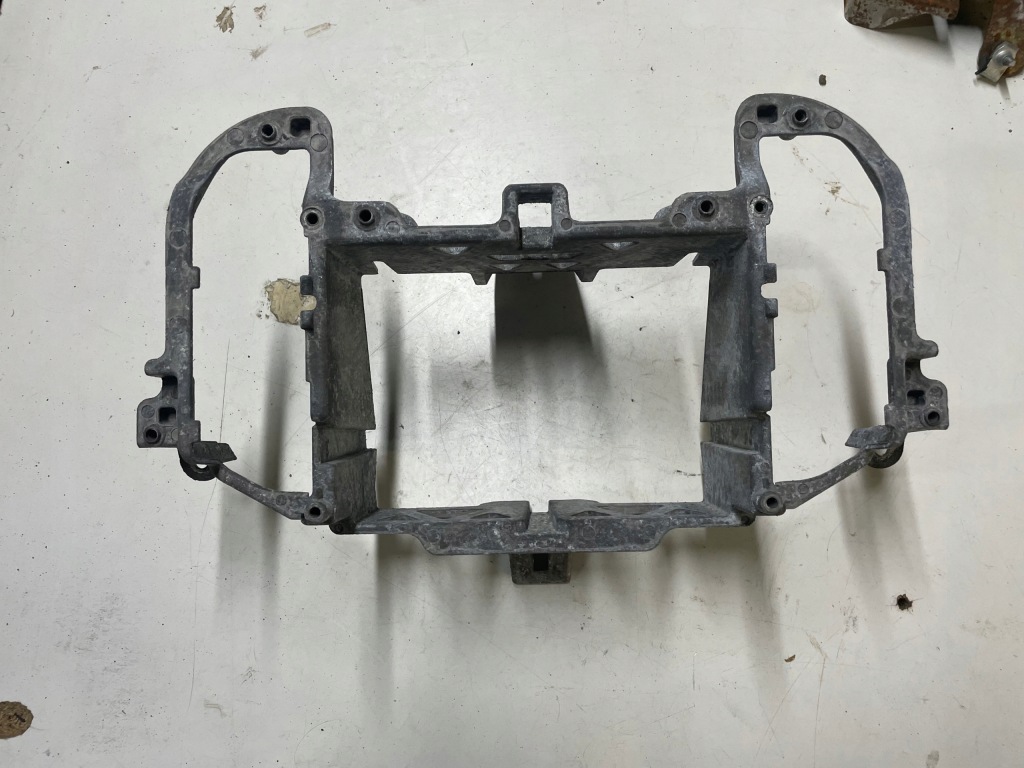 фото №1, Porsche cayenne ii 7p5 каркас кронштейн кронштейн радіо консолі 7p5857083