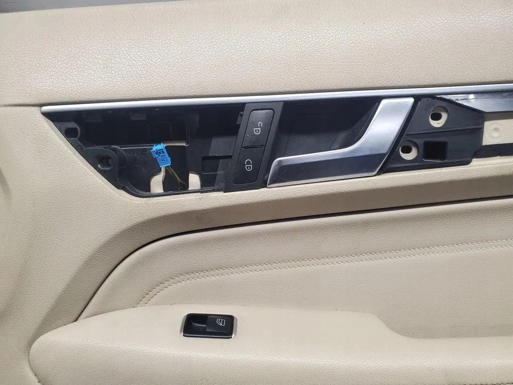 Обшивка передних правых дверь mercedes-benz e купе c207 a2077200251 Киев