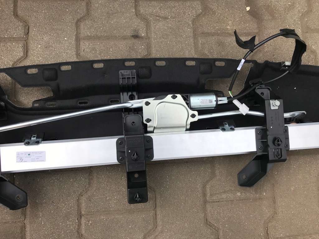 фото №7, Mercedes w206 c klasa sedan электрическая шторка стекло задний