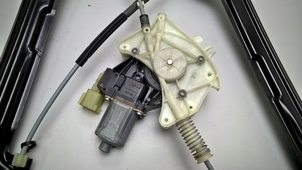 Maserati levante gts modena s подъемник стекло дверь левый задний  оригинальный номер 670176159 Оригинал