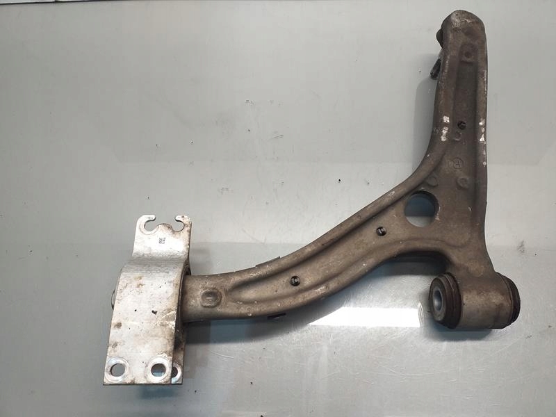 Важіль правий перед 4matic gla w156 2.2 cdi Доставка