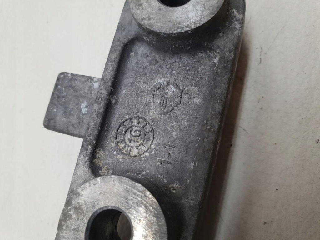 фото №6, Volvo xc90 ii 15-19 кронштейн подушка коробки перед