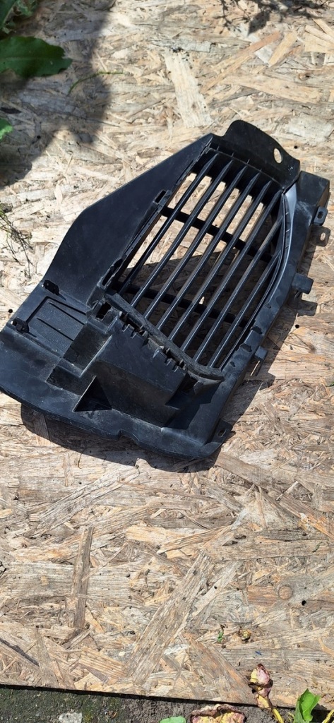 Купить Решётка заглушка бампера правая peugeot 3008 2