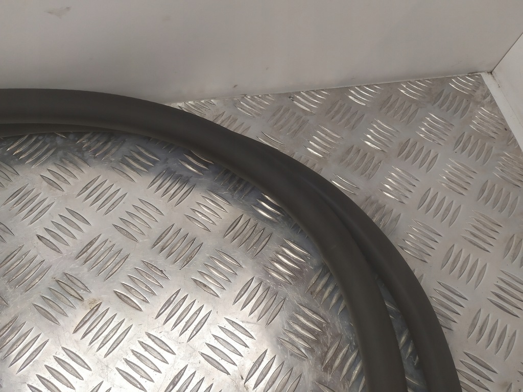 фото №3, Alfa romeo stelvio прокладка дверь правый задняя