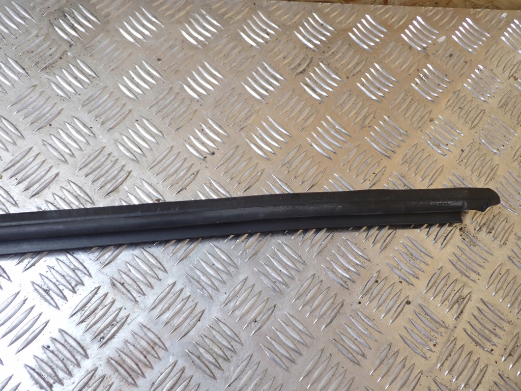 Молдинг уплотнитель перед правый opel insignia a 10r 2.0 универсал 13228100 11133 в Украине