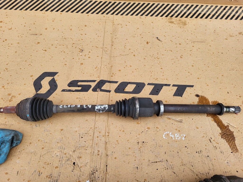 фото №1, Renault clio iii 1.4 приводной вал правая 8200618111