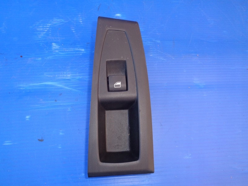 фото №1, Bmw 2 f46 панель стекло правый 9208107