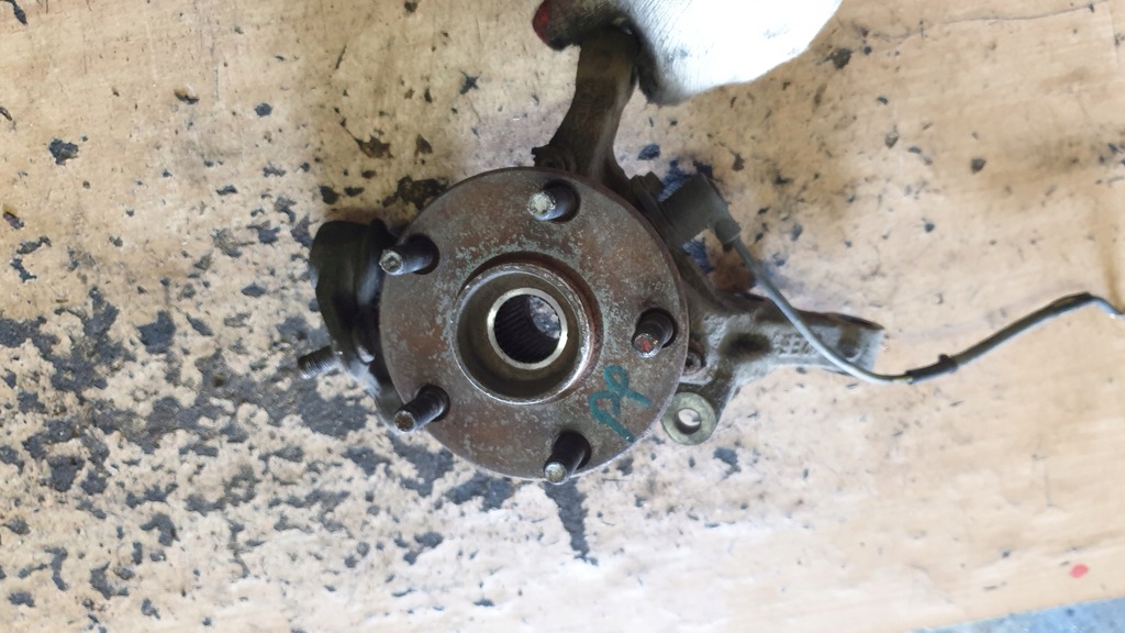 фото №1, Toyota avensis t25 2.2 d-cat поворотный кулак правый перед