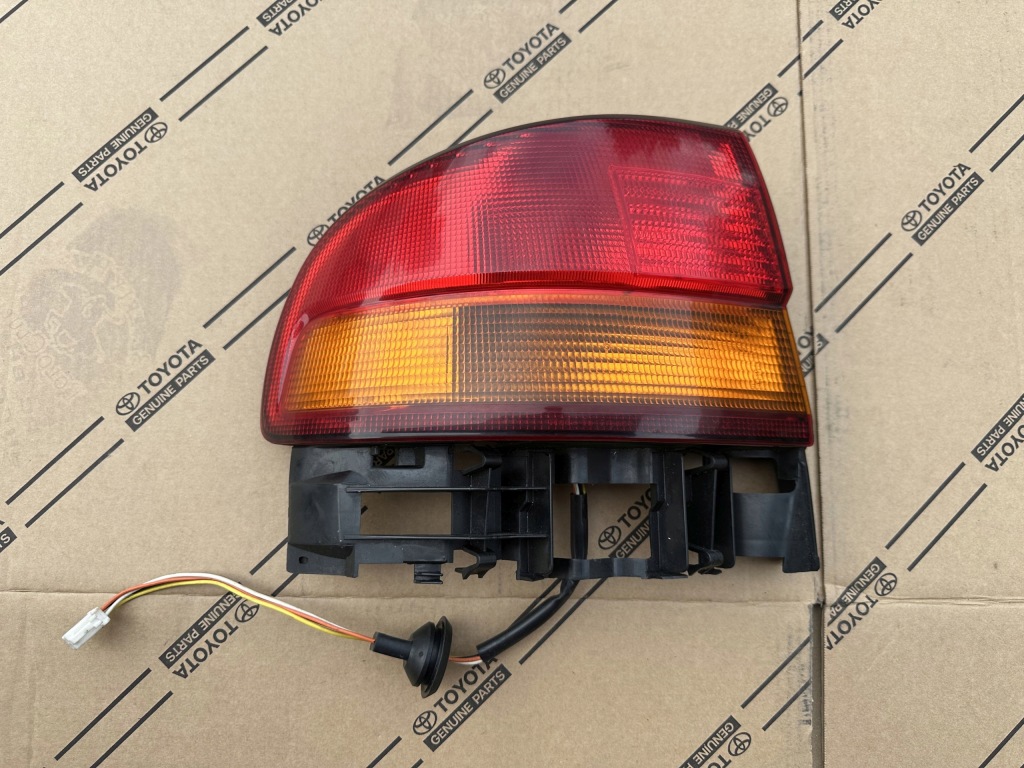 Купить Toyota carina e рестайлинг  лампа задняя левая оригинал 92-98