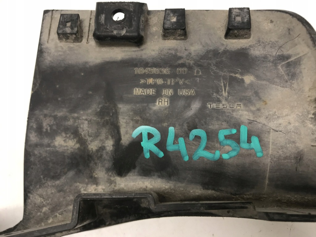 Tesla s заглушка порог правый  1045636-00-d с Разборки