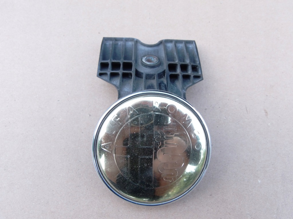 Эмблема значок logo капота 46827800 alfa romeo 147 3d Оригинал