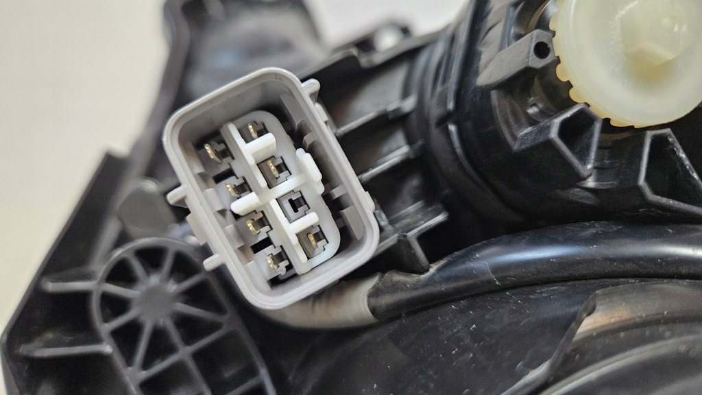 фото №12, Лампа перед левая линза led toyota verso-s ractis ii 2010-