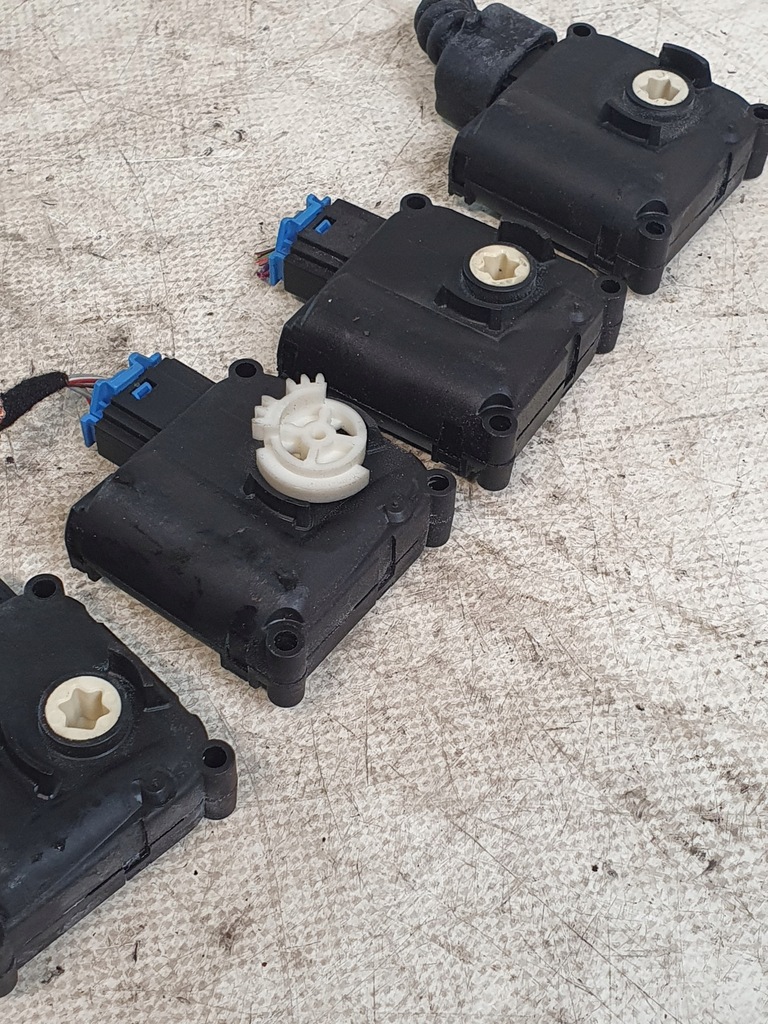 фото №5, Двигатель отопителя регулятор 0132801359 bosch audi a6 c6 sedan 05r.