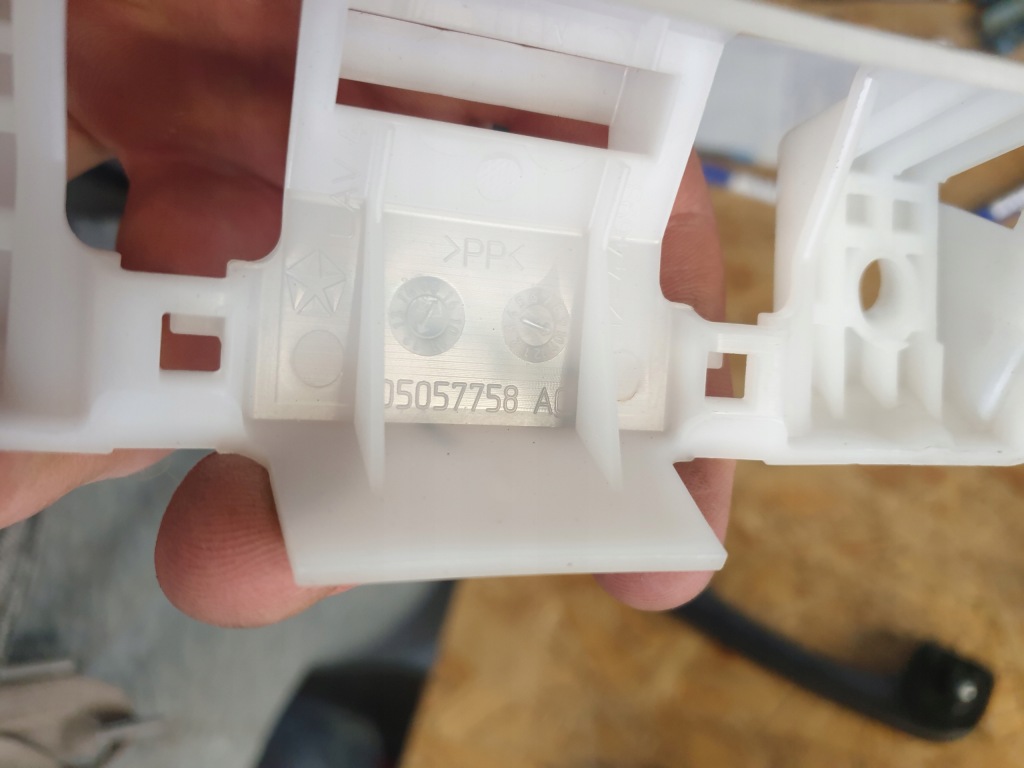 фото №3, Chrysler 300c ii ручка кронштейн потолочный запчасти