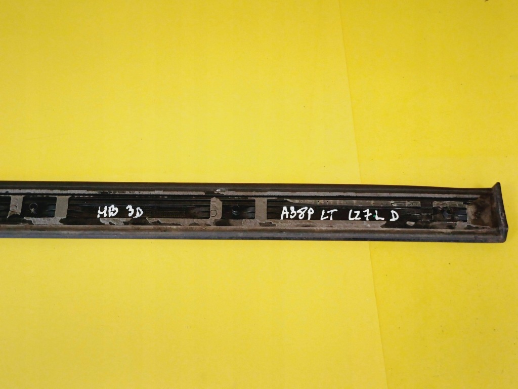 Молдинг крила лівий задня audi a3 8p 8p3853699b lz7l nr30 Зі Шроту