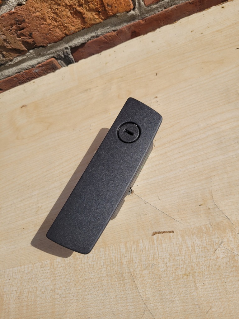 фото №2, Jeep grand cherokee wk 5-10 ручка бардачка кронштейн