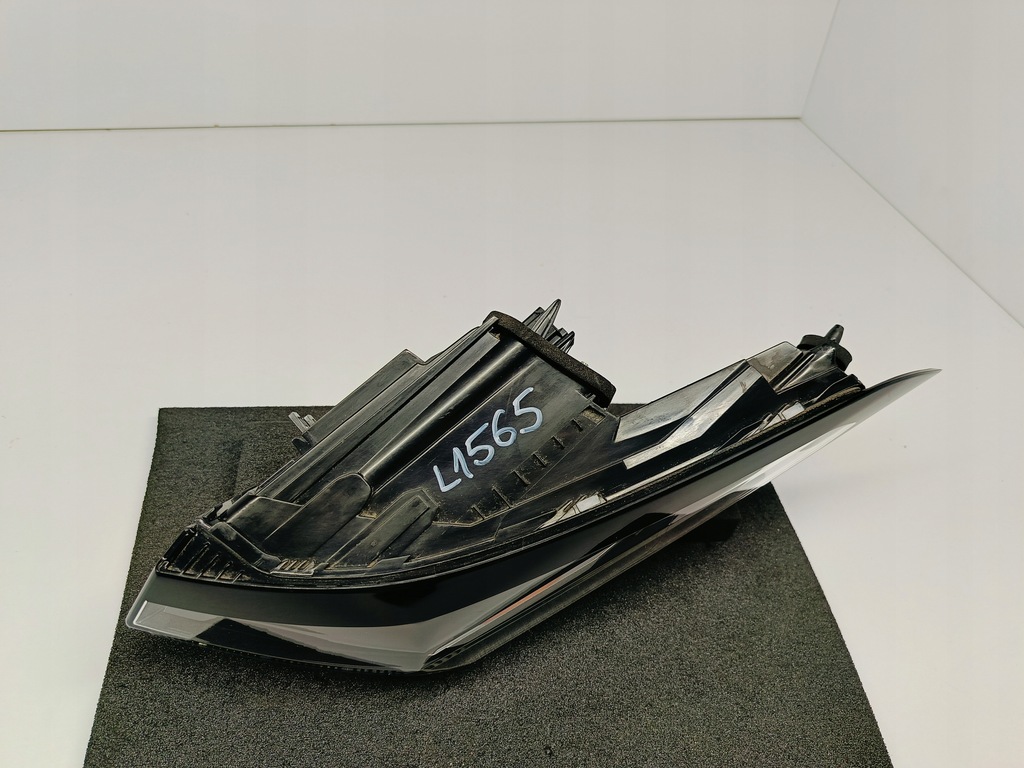 фото №13, Peugeot 308 iii t10 21- лампа правая задняя правый задняя led 9835299280