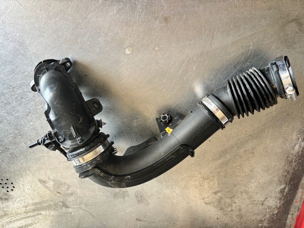 Купити Шланг труба повітрозабірник повітря renault 1.3 tce 165764620r