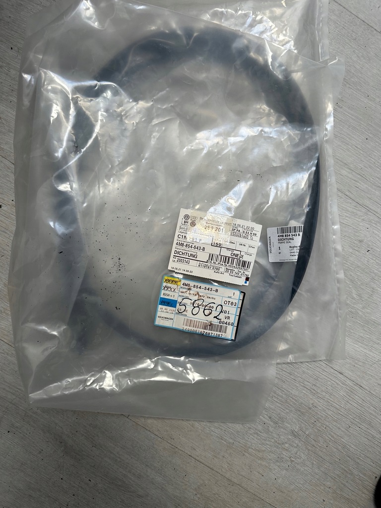 фото №1, Audi q8 tdi 4m8854543b прокладка дахова панорами