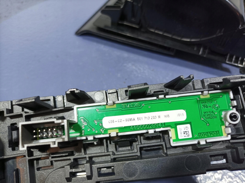 Купити Skoda octavia 3 рамка панель перемикання передач dsg popielnczka 5e1713203m