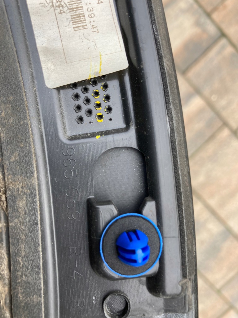 Крыло  молдинг правый  задняя audi q3 83a 83a853818 Оригинал