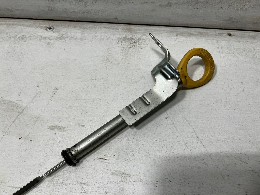 фото №3, Corolla e21 2.0 гібрид щуп оливи щуп