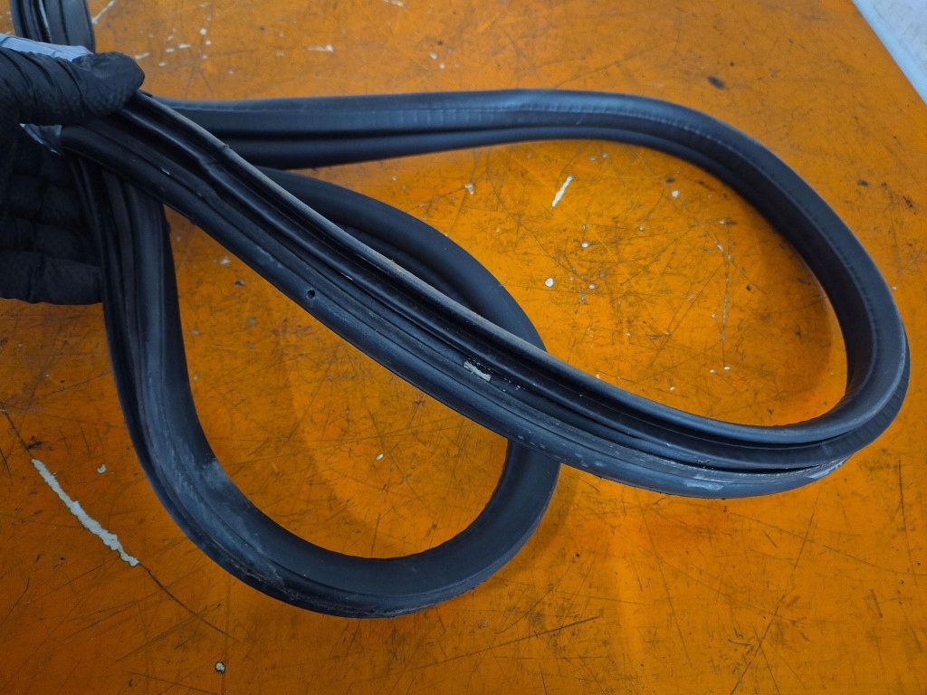 Peugeot 107 05-08 прокладка кришки багажника задній задня Зі Шроту