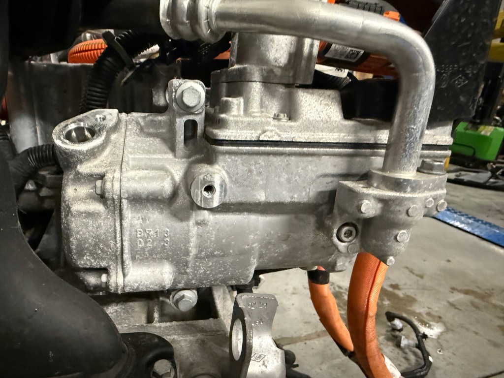 фото №1, Renault zoe ii 2 компрессор кондиционера 926005749r