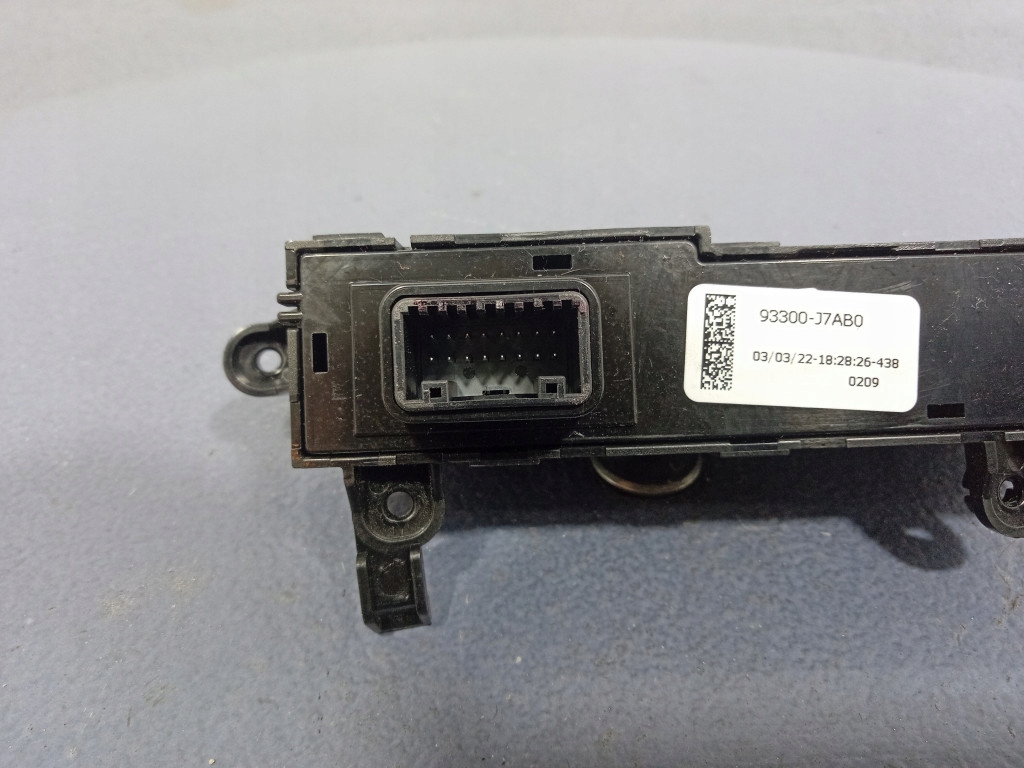 фото №4, Kia ceed iii панель запуск стоп pdc камери 93300-j7ab0