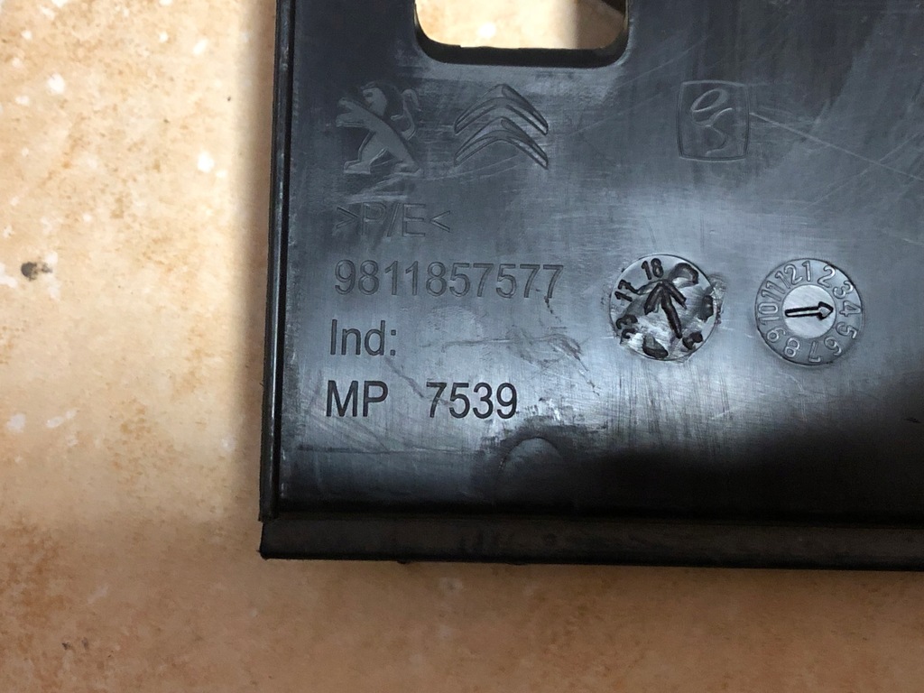 фото №10, Citroen оригинальный номер 9811857577 защита поперечина заднего c3 iii