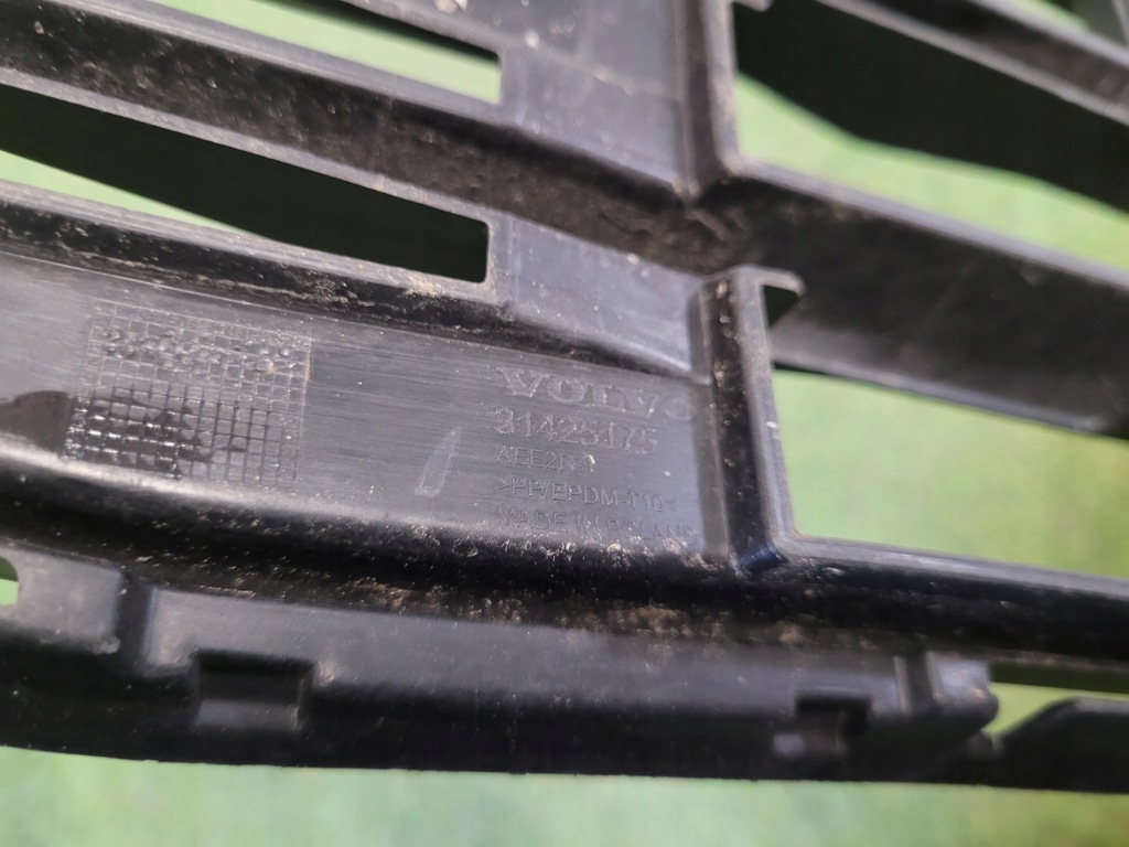 фото №7, Volvo оригінальний номер 31425175 решітка бампера перед