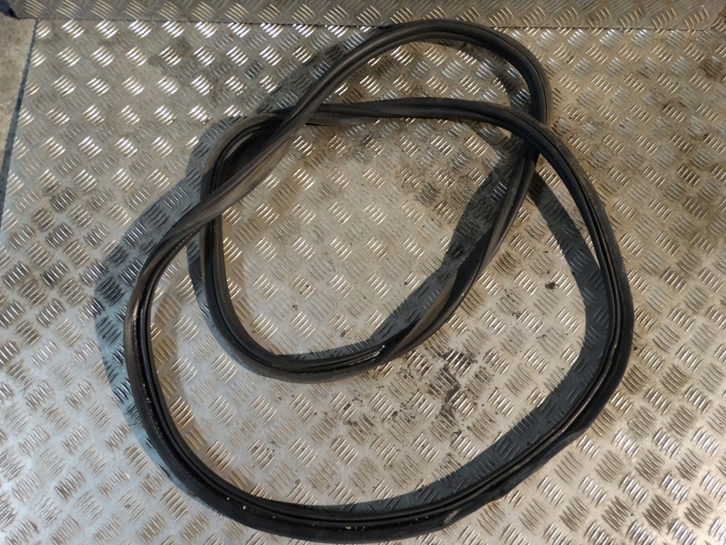 фото №1, Прокладка крышки багажника mercedes gl gls w166 1