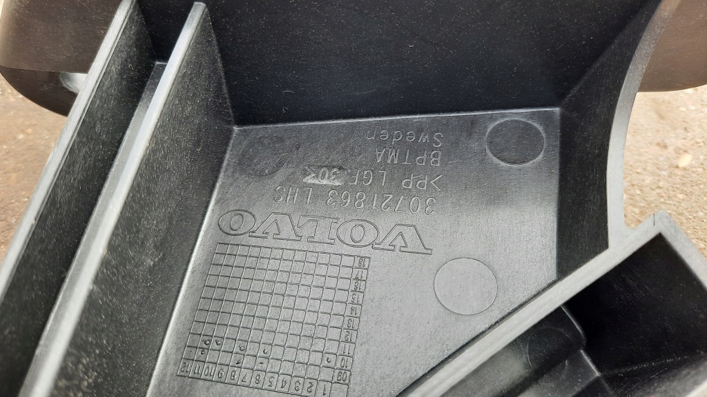 фото №8, Volvo v60 направляющая направляющая багажника левая 30721863