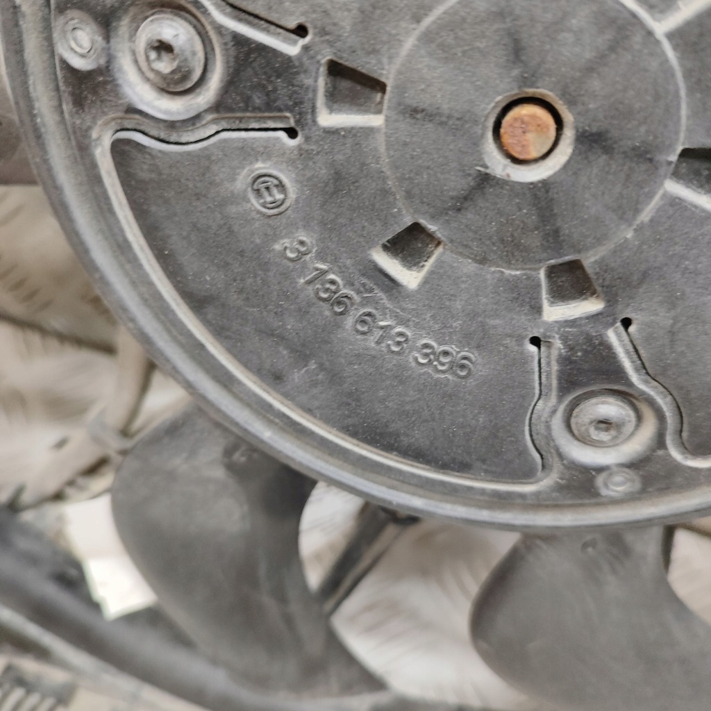 Audi e-tron 2019 накладка вентилятора радиатора Недорого