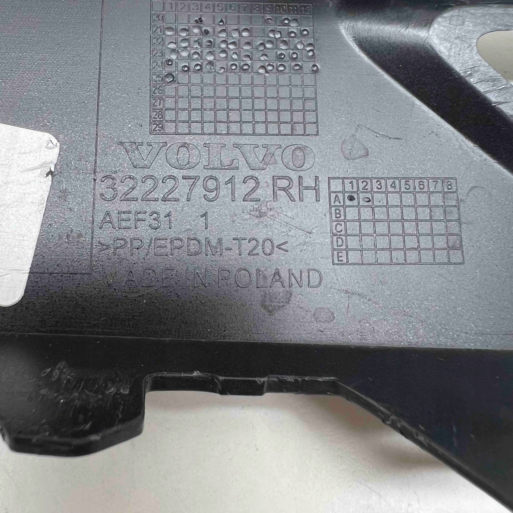 Volvo xc60 2 r-design права молдинг решітка бампера перед 32227912 в Україні