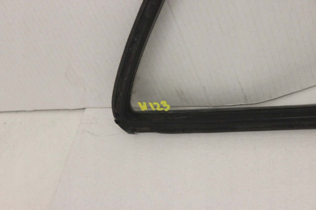 Mercedes w123 sedan скло двері права ліва трикутник Зі Шроту