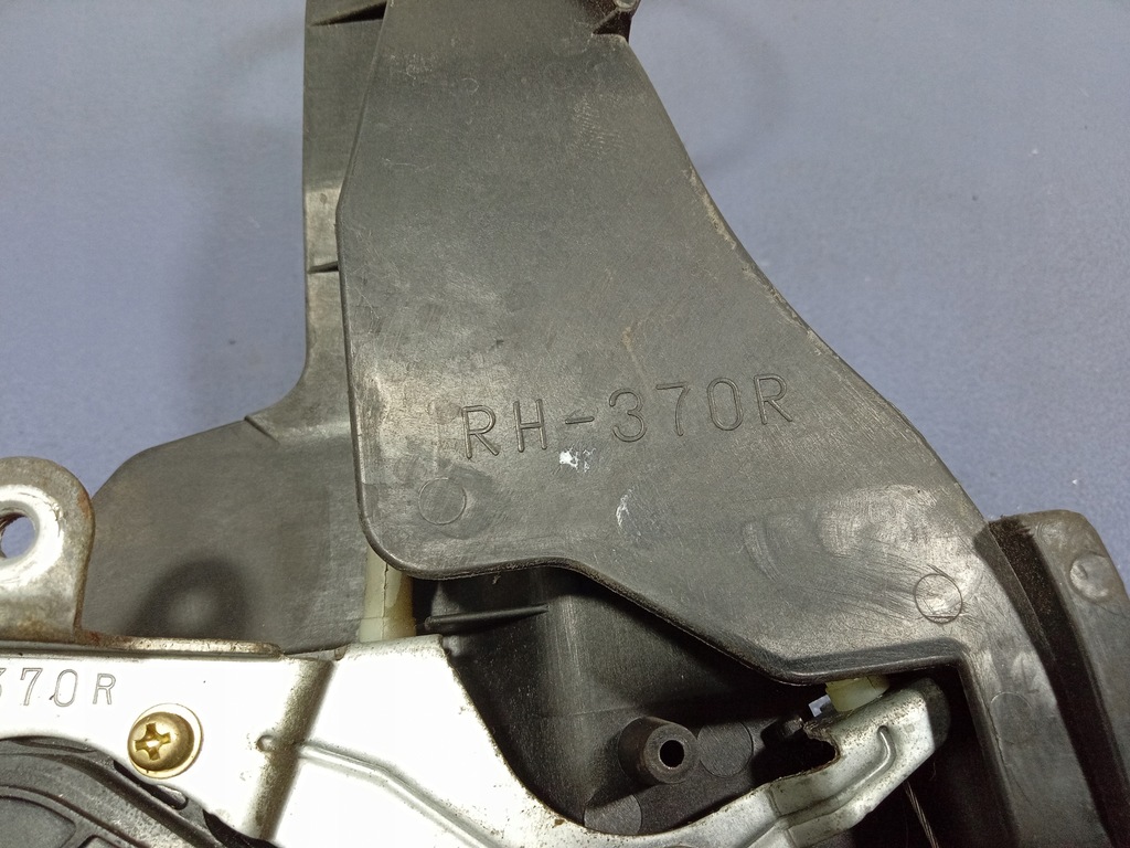 фото №8, Toyota avensis verso замок дверь задняя правый 2 pin rh-370r