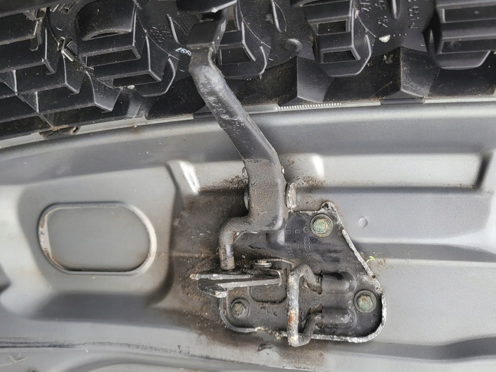 Капот крышка двигателя решётка  решётка радиатора ригель омыватель audi a4 b5 8d0 серебристая Киев