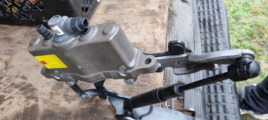 фото №7, Bmw f10 f11 петля капот патрон пиротехнический p/l