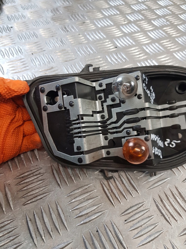 Вкладыш лампы правый задний  renault clio iii hb 08r- европа Оригинал