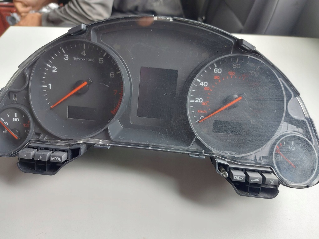 фото №1, Audi a4 b6 cabrio счетчик uk 8h0920950g