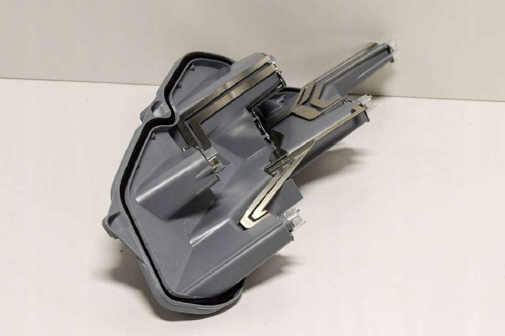 фото №6, Audi tt 8j mk2 кронштейн лампочка заднего lewego свет заднего 8j0945257a