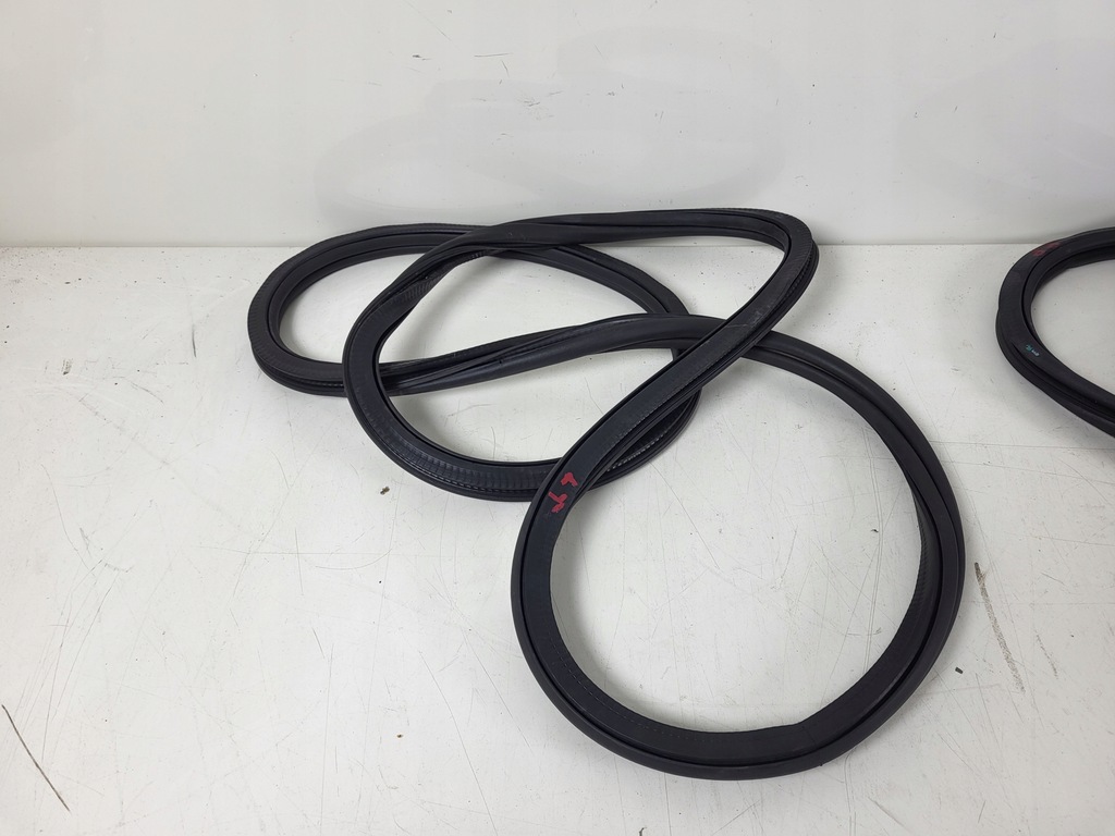 фото №1, Vw t-roc прокладка дверь задняя левая