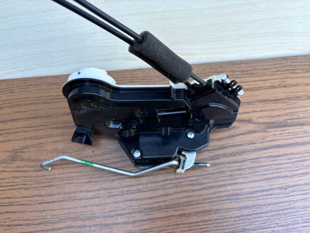 Замок дверь правый  перед toyota prius plus 4pin 6903053120 50520112 Доставка