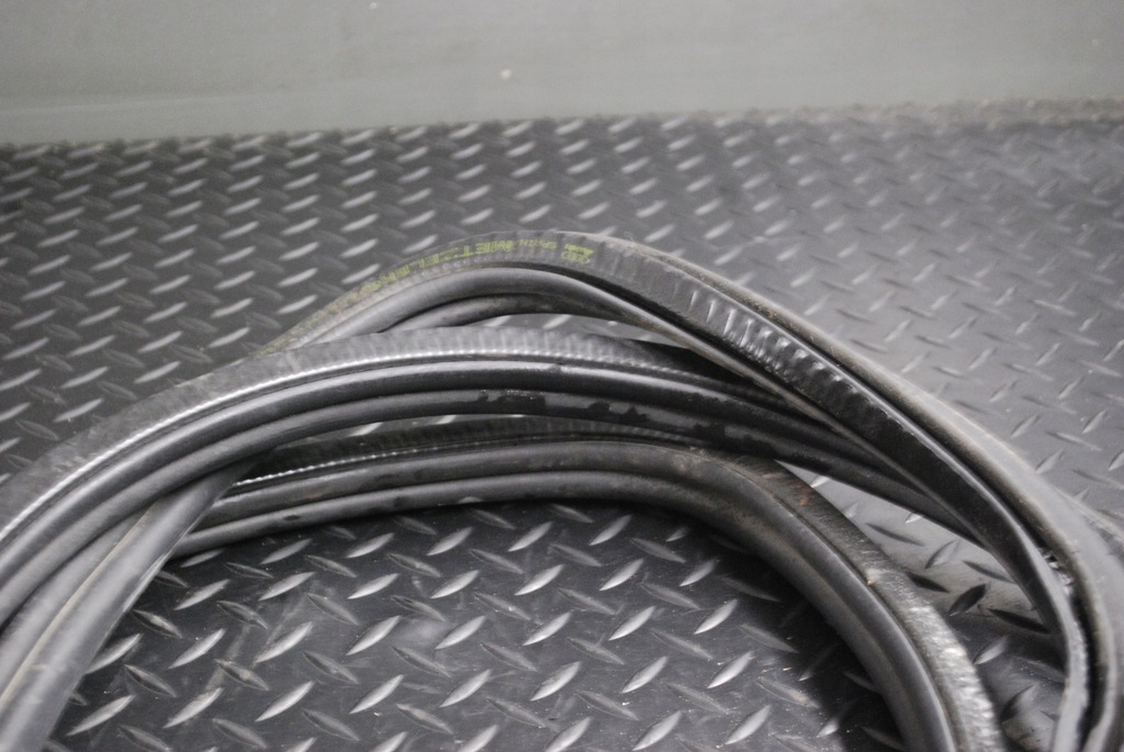 фото №5, Прокладка крышки багажника a4 b6 avant 8e9827705h