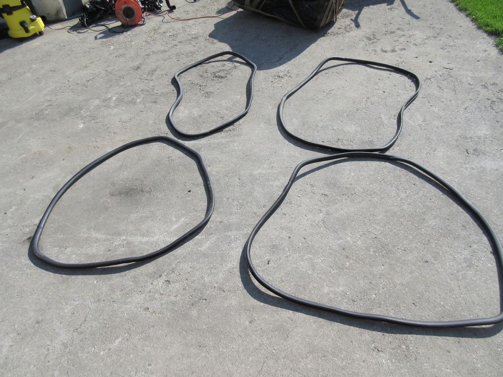 фото №1, Прокладка кузовная дверь a4 b7 exeo правая перед