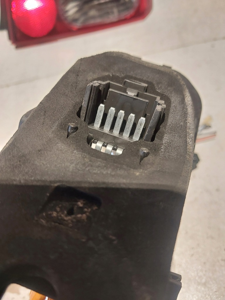 фото №6, Правый задний вкладыш лампы renault twingo ii лампочка цоколь молдинг штекер