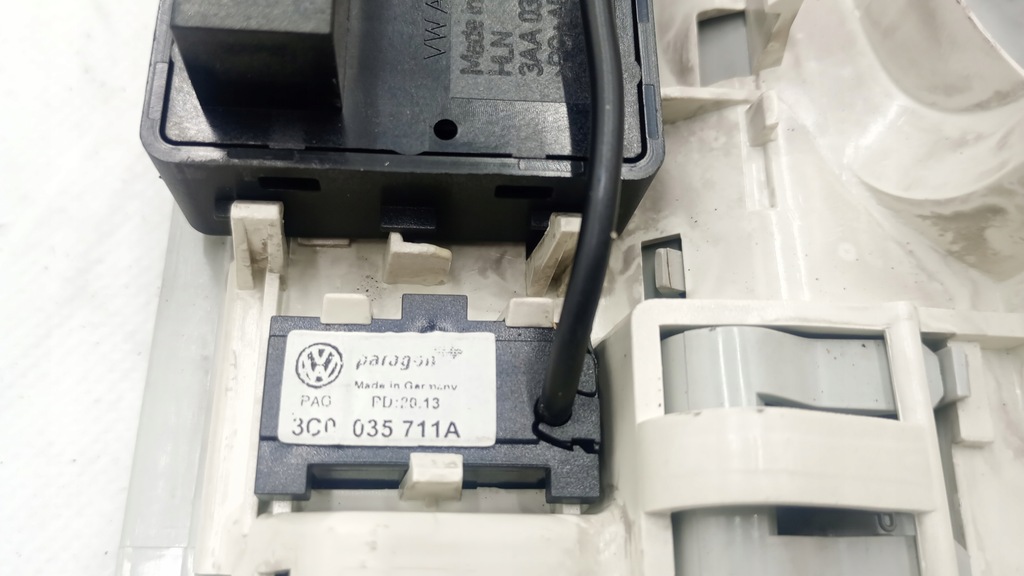 фото №12, Лампа потолочный vw passat golf 1k0947105 3c0035711a