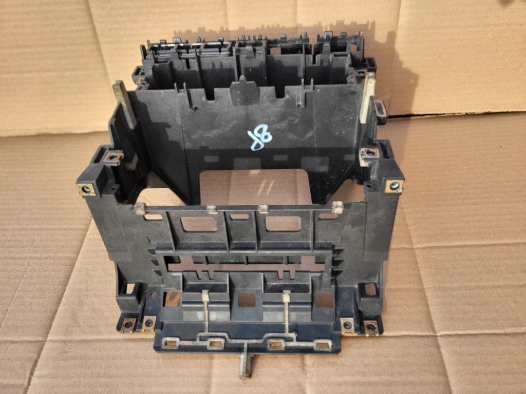 фото №1, Рамка защита радио audi a3 8p оригинальный номер 8p0858005b